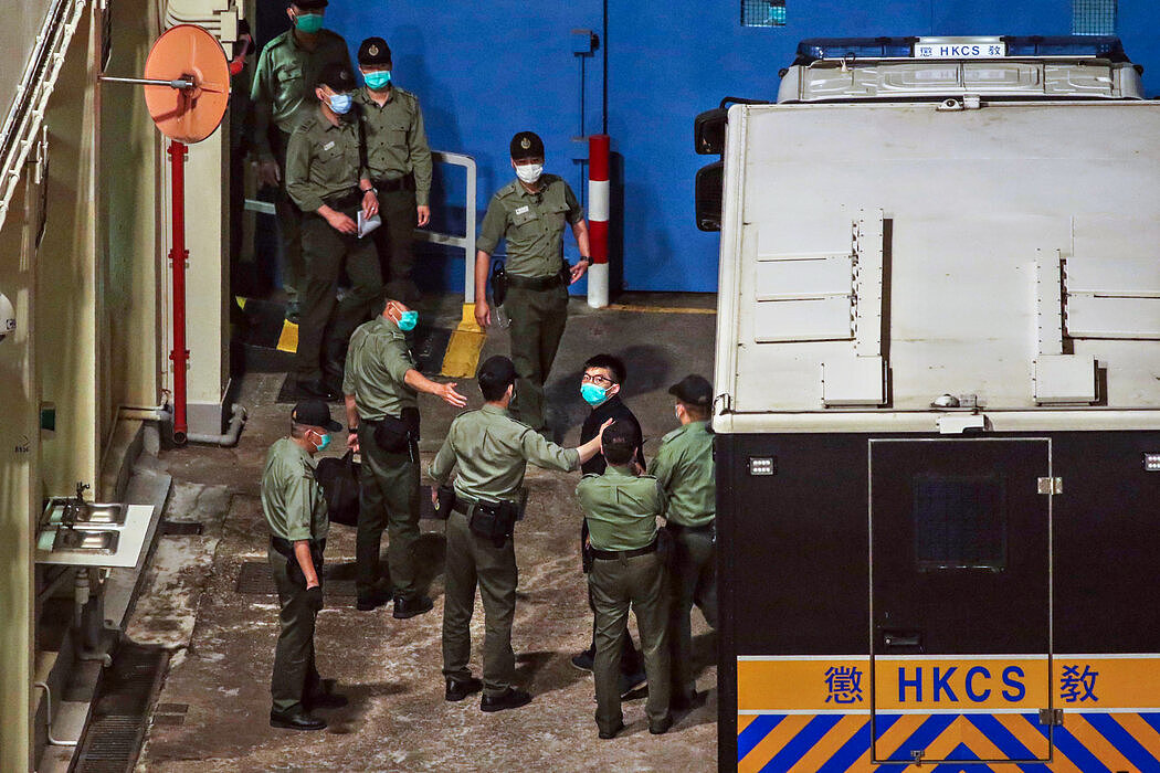 3月，黄之锋被押送至一所城市监狱。他因领导2014年香港抗议活动闻名。