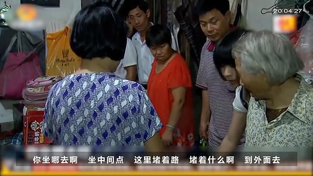 87岁中国老母改嫁，子女嫌丢人将其扫地出门！结婚老头只为财？（组图） - 13