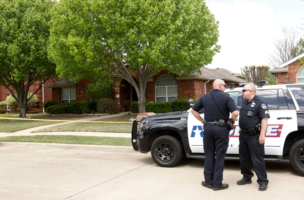 警察在得克萨斯州艾伦市的现场。本月达拉斯郊区的一所房子里发现六人被枪杀。
