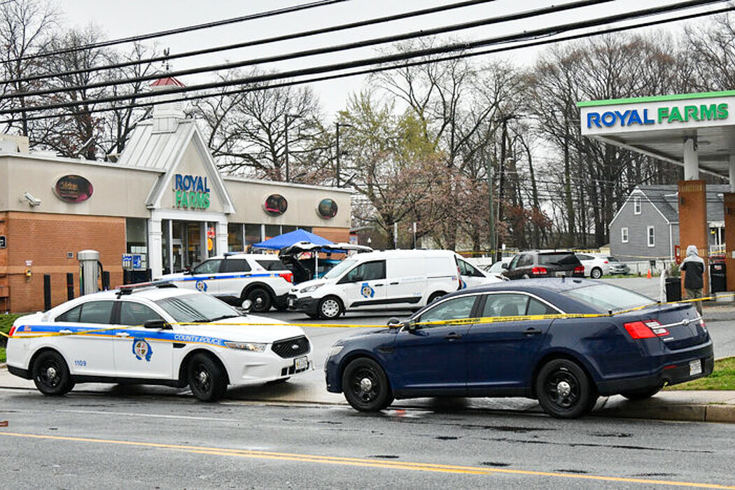 马里兰州埃塞克斯市，一名枪手在一家便利店枪杀死两人。