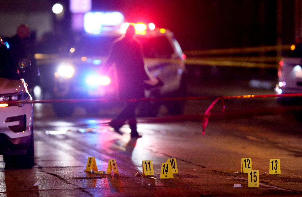 警方调查1月发生在芝加哥与埃文斯顿交界的枪击现场。