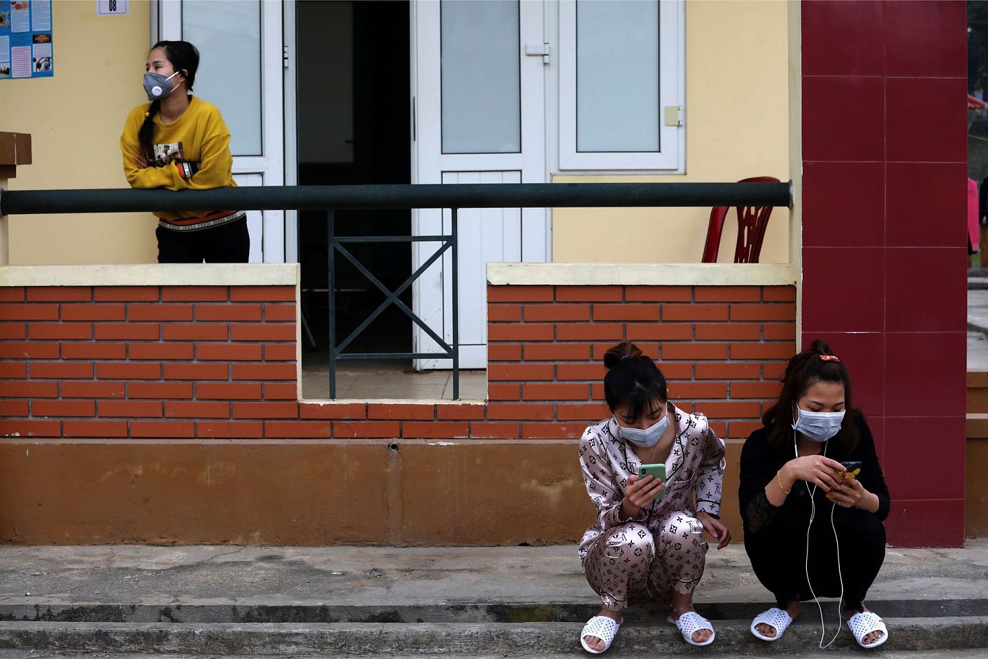 在谅山隔离区，越方深知不少被隔离者可能并不是在中国一侧的打工者，其中的不少人可能也做着走私、代孕等营生。在2020年7月，中越警方曾破获一个代孕团伙，得知越方妇女怀胎一次可得3亿越南盾（约合13,000美元）报酬。到2021年5月，中国警方又发现中、越代孕团伙竟深入内地。（路透社）