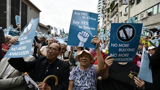 2018年，台北支持独立的活动人士集会，手举标语牌上写着：对中国说不，对台湾说Yes。