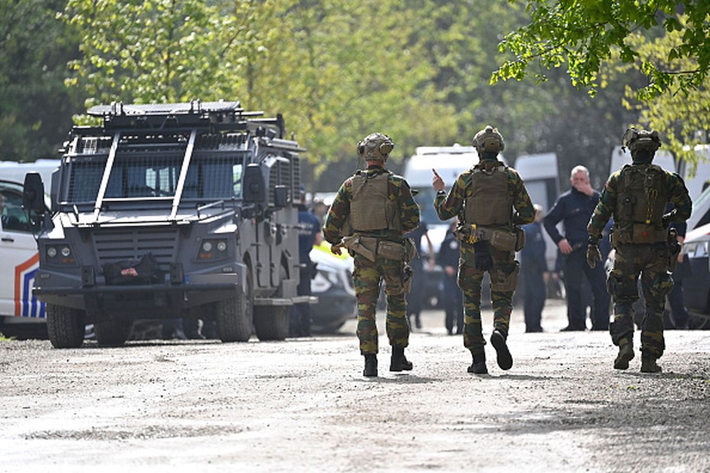 2021年5月20日，针对暴走大兵科宁斯搜捕行动开始的首日，全副武装的比利时国防军军人与警察在开穆蓬森林公园某入口处集结。（Getty Images）