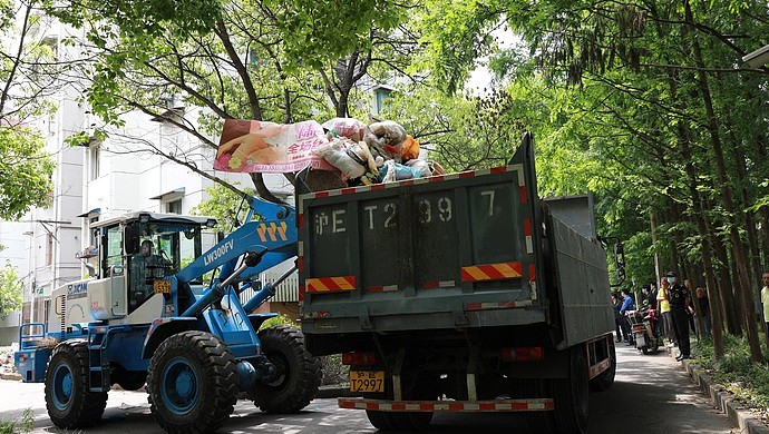 上海大妈多套房仍捡几十吨垃圾囤家里，大谈金钱观（组图） - 1