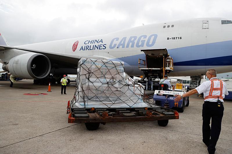 台湾订购的首批莫德纳疫苗28日傍晚抵达桃园机场，督导人员指挥工作人员运送。 记者郑超文／摄影