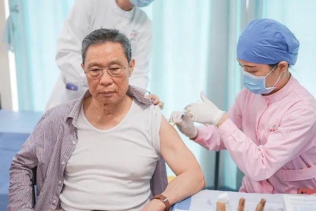 中国工程院院士钟南山指出，估计到今年年底，中国新冠病毒疫苗的覆盖率能够达到80%。 （取材自广州医科大学附属第一医院）