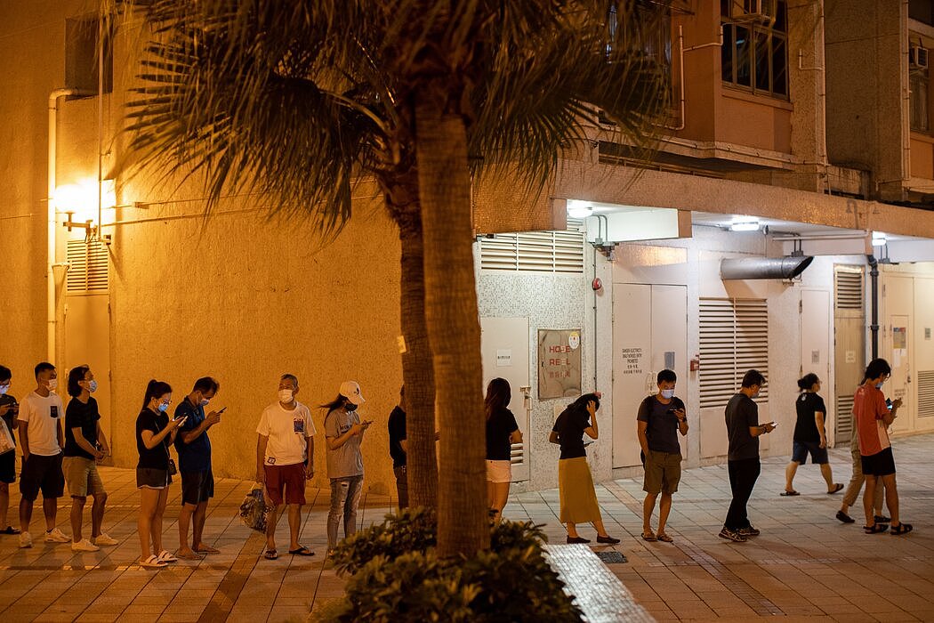 去年7月，等待为香港立法会选举非正式初选投票的人。