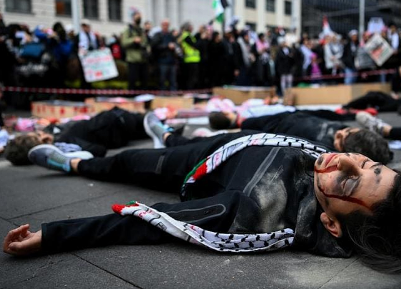 悉尼CBD再次爆发游行示威，抗议者在街头“躺尸”，大喊“美国可耻”（组图） - 5