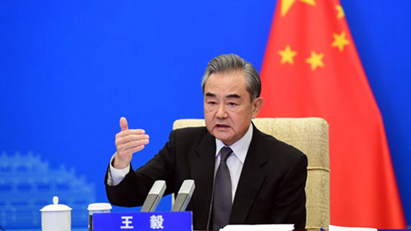 2021年5月25日，王毅在慕尼黑安全会议中国专场活动上，回应记者对新疆、中欧投资协定等问题。（中国外交部官网）