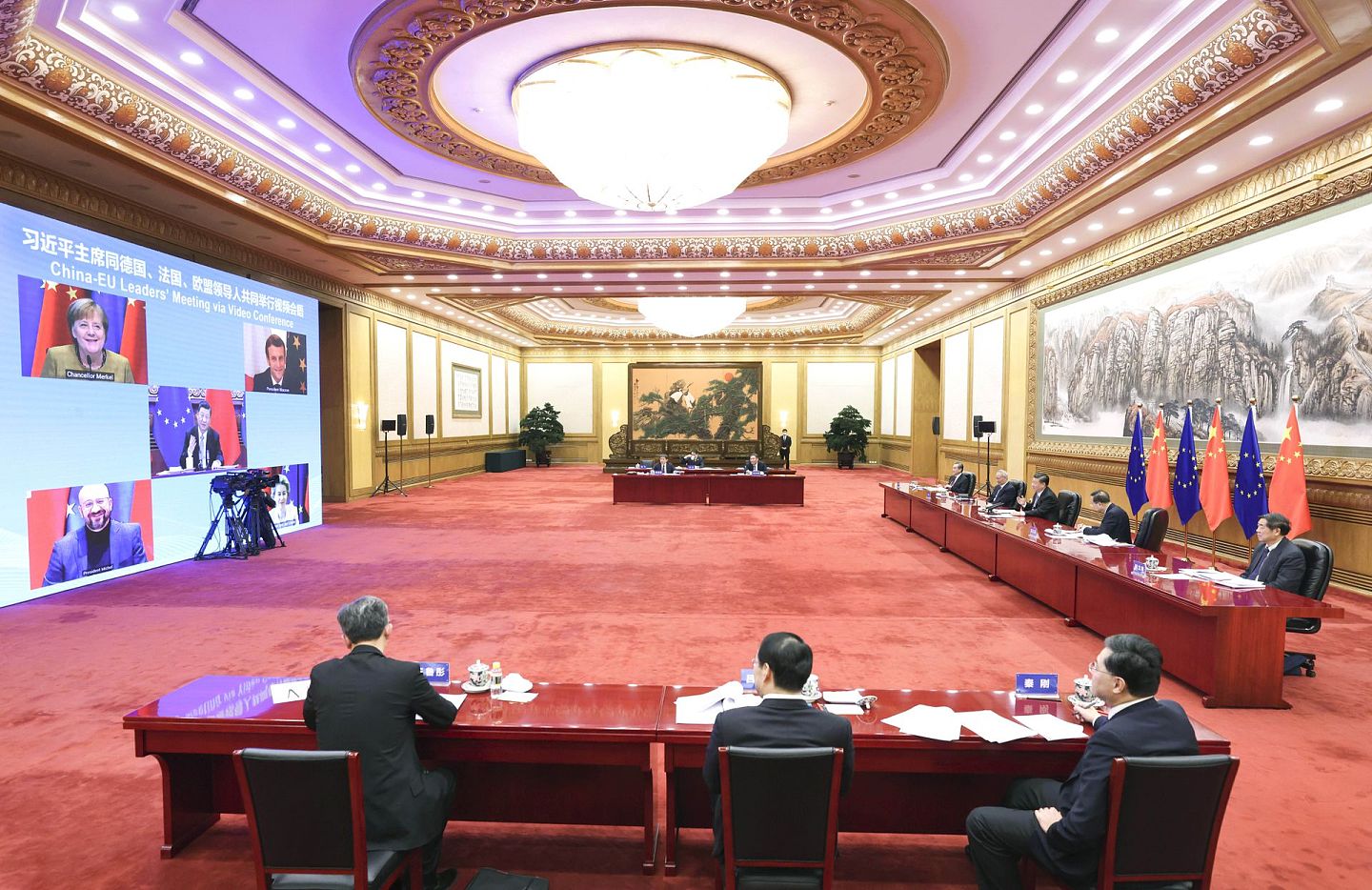 2020年12月30日晚，中国国家主席习近平在北京同德国总理默克尔、法国总统马克龙、欧洲理事会主席米歇尔、欧盟委员会主席冯德莱恩举行视频会晤。中欧领导人共同宣布如期完成中欧投资协定谈判。（新华社）