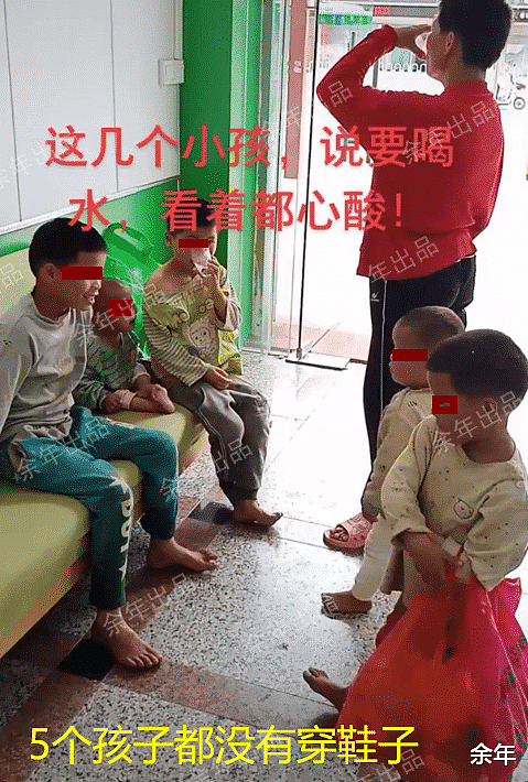 “要生到没蛋子”！中国一对夫妻带着5个孩子赤脚讨水喝，看着太令人心酸（组图） - 1