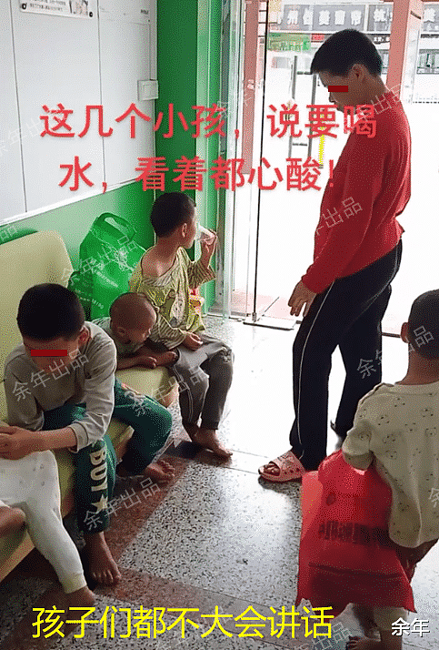 “要生到没蛋子”！中国一对夫妻带着5个孩子赤脚讨水喝，看着太令人心酸（组图） - 5