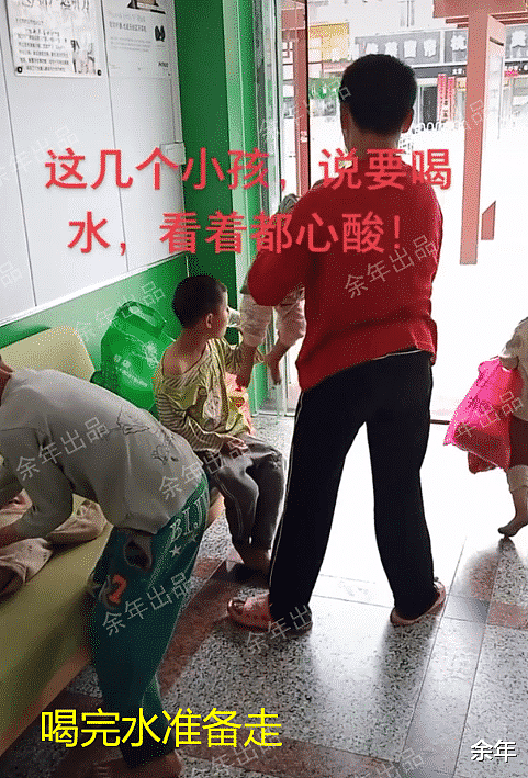 “要生到没蛋子”！中国一对夫妻带着5个孩子赤脚讨水喝，看着太令人心酸（组图） - 7