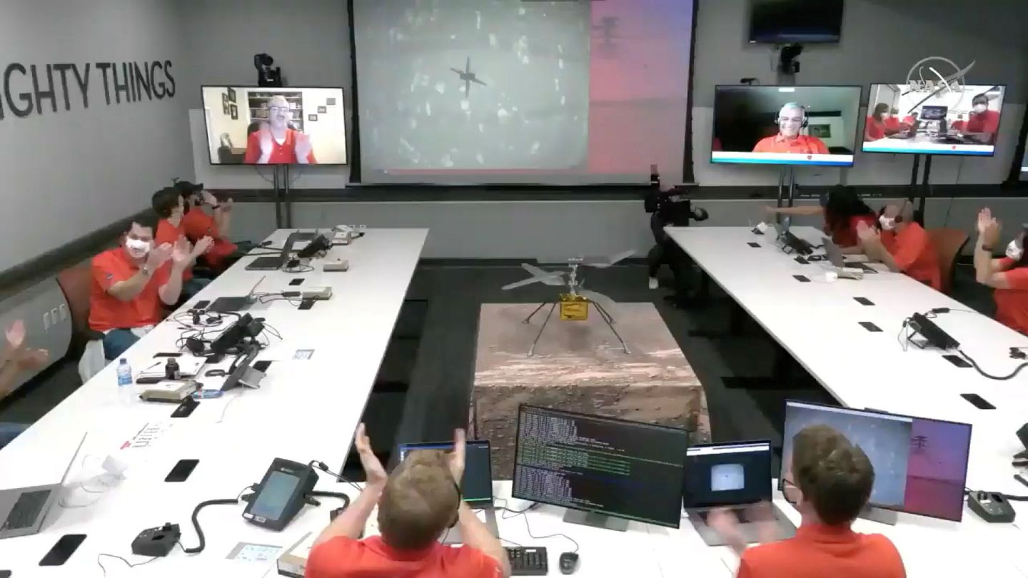看到视频后，NASA的工作人员热烈庆祝。（Reuters）