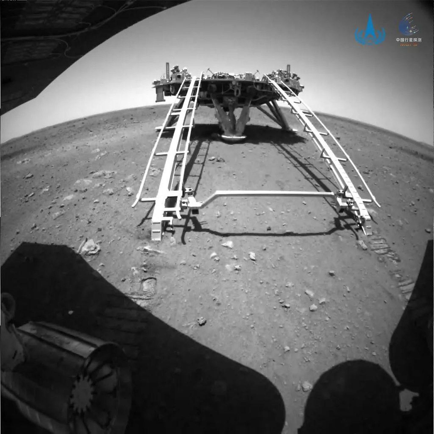 2021年5月22日，“祝融”号火星车已安全驶离着陆平台，到达火星表面，开始巡视探测。这是由后避障相机拍摄的图片。（中国国家航天局官网）