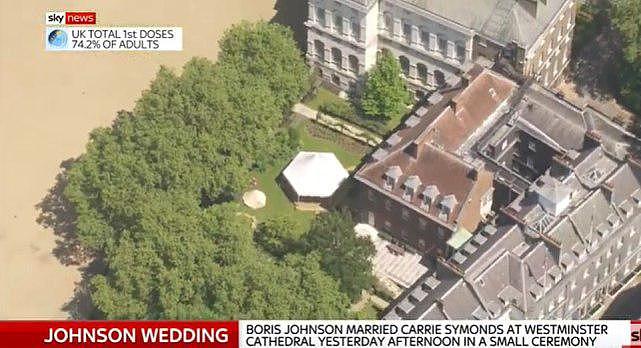 英国首相约翰逊公布婚纱照曝光！深情注视小23岁新娘，第一夫人脚趾真长（组图） - 3