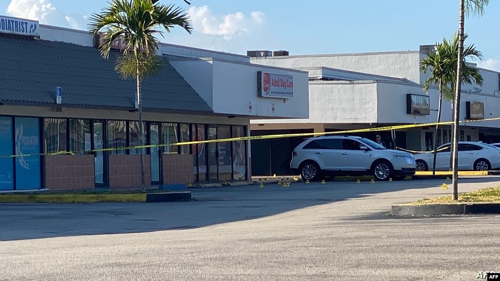 发生致命枪击案的佛州迈阿密-戴德郡一家娱乐厅外，警察已设立的警戒线。（法新社照片）