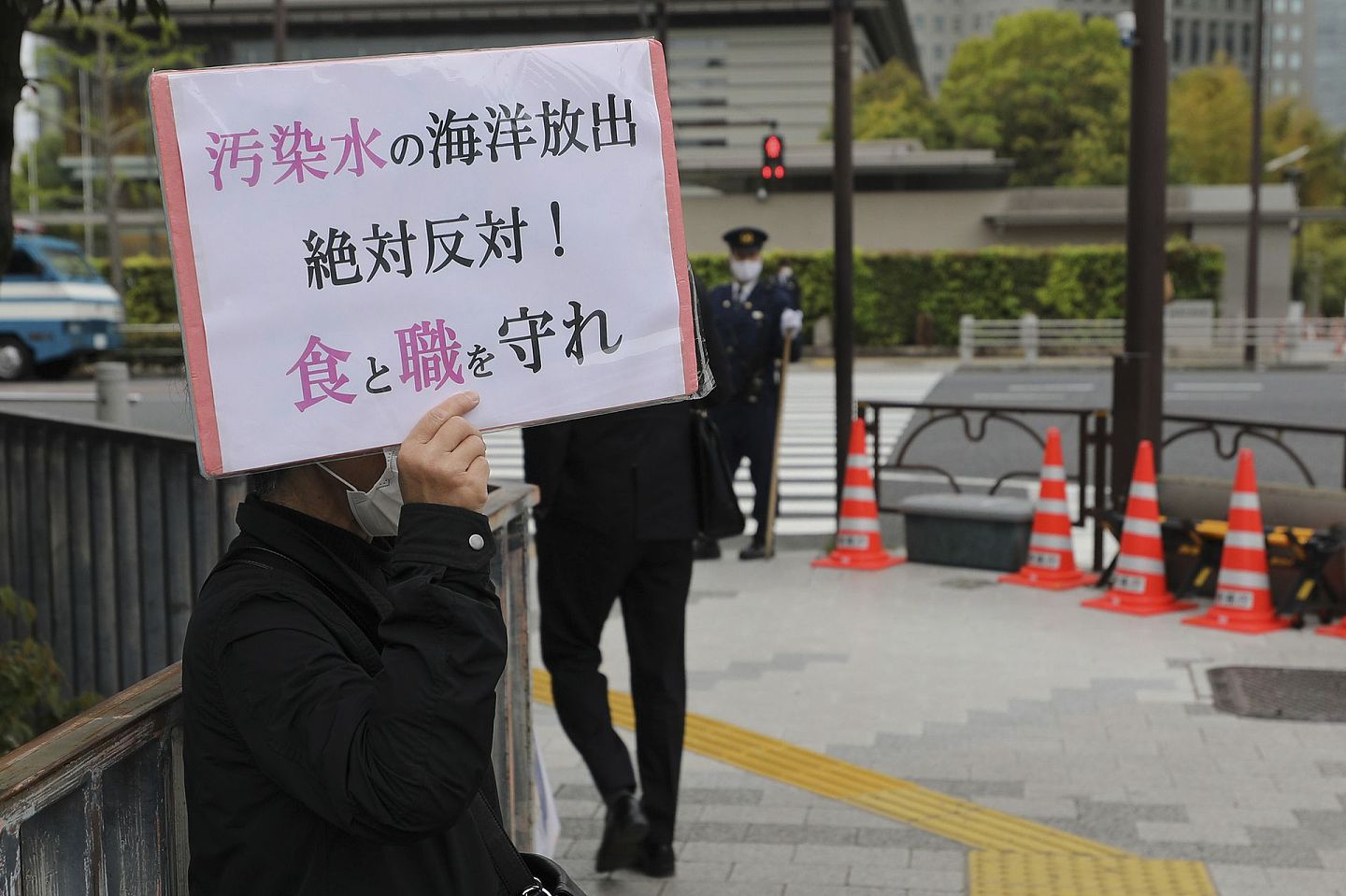 2021年4月13日，日本民众抗议福岛核污水排入大海。（新华社）