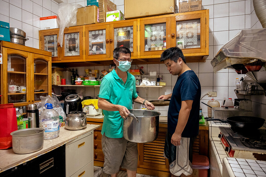 厨师黄鼎翔在台中的家中用锅储水。