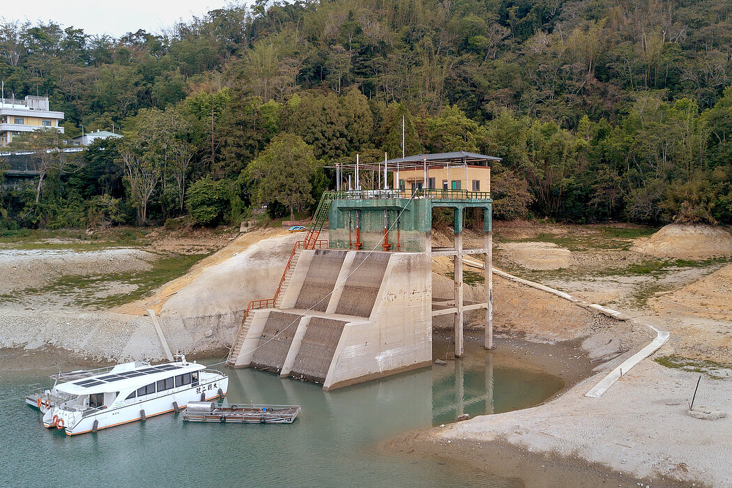 日月潭不断降低的水位。干旱已导致台湾主要的湖泊和水库枯竭。