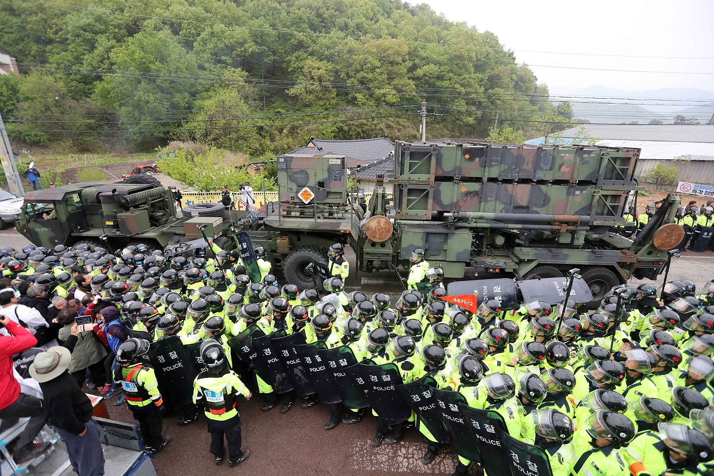 2017年4月26日，驻韩美军开始将“萨德”反导系统移至位于韩国的预定地点。（视觉中国）