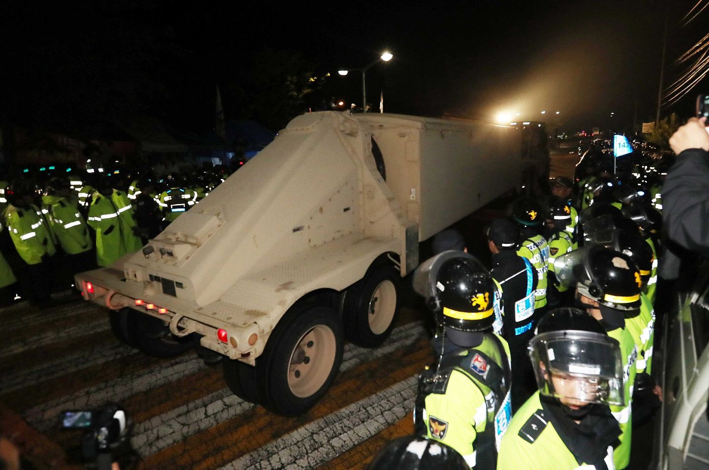 2017年4月26日，韩国出动大批警察护送“萨德”反导系统转运。（视觉中国）