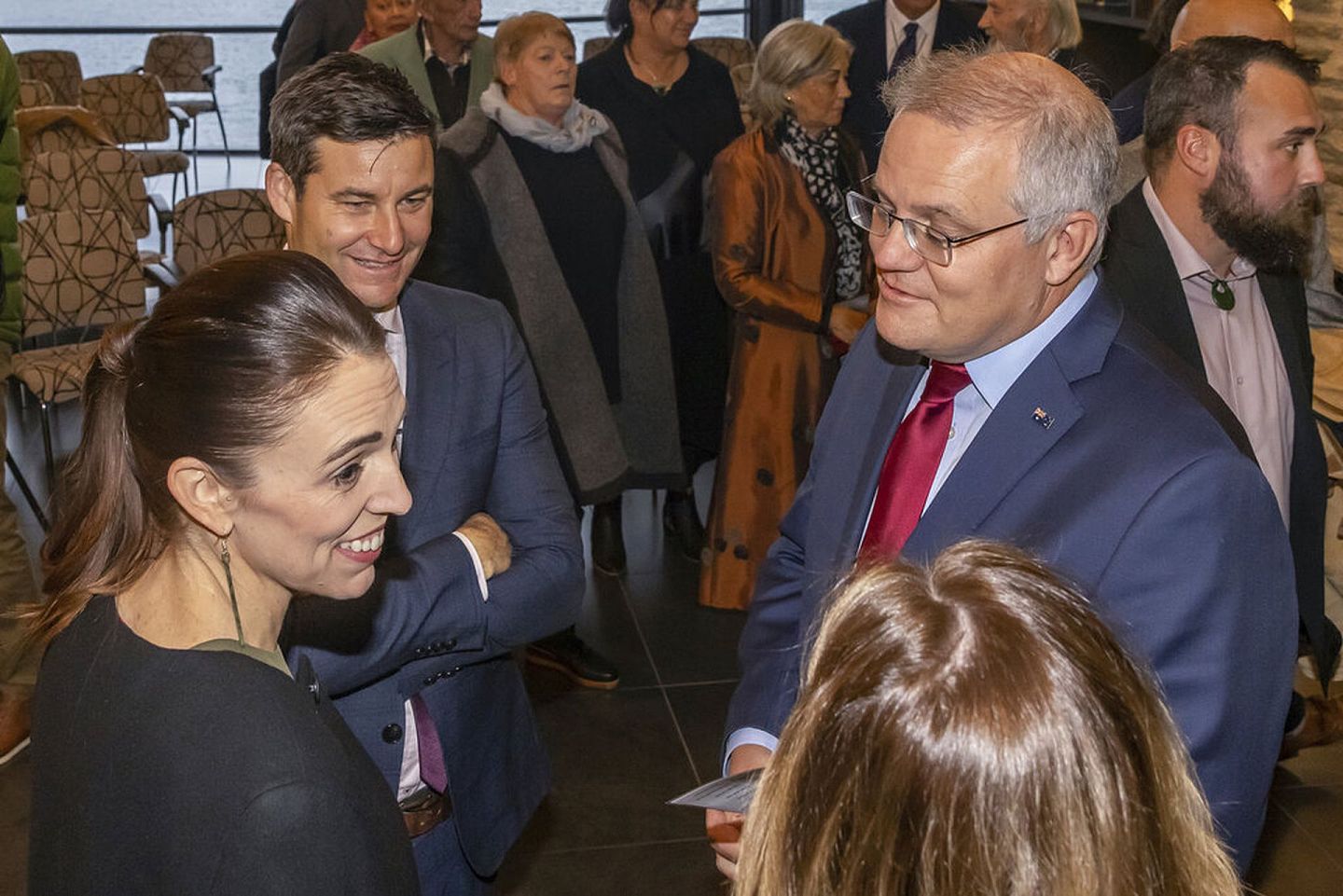 2021年5月30日，在新西兰皇后镇里斯酒店举行的澳新领导人会议上，澳大利亚总理莫里森（右）与新西兰总理阿德恩（左）进行交谈。（AP）