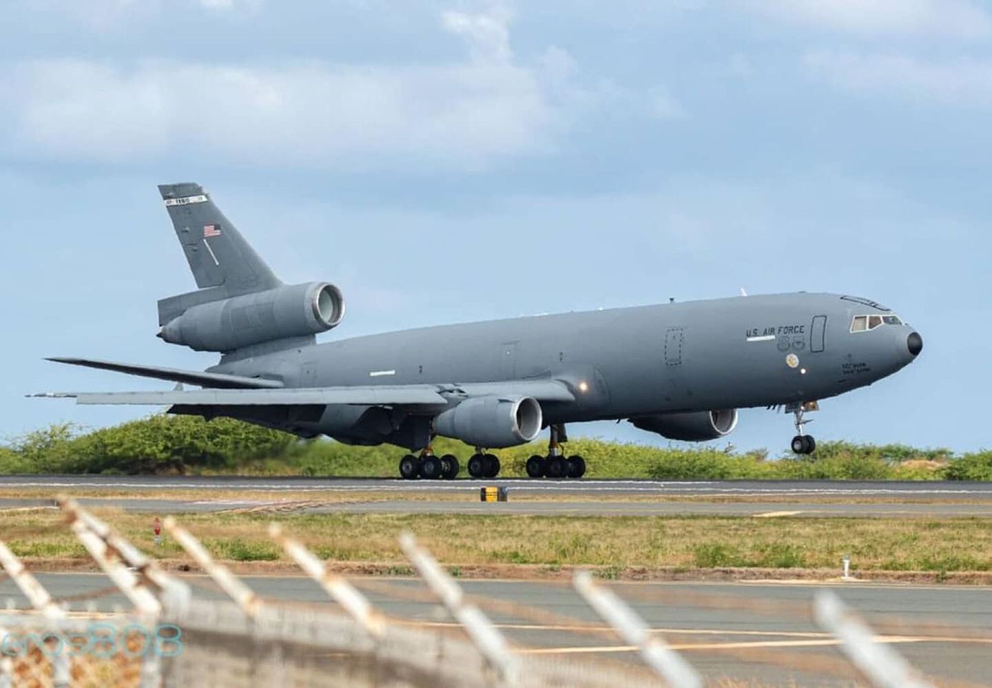 美空军KC-10空中加油机，与台军战机一起抵达夏威夷丹尼尔井上国际机场。（IG @ aeros808）