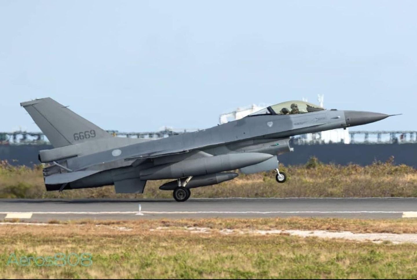 台军F-16A Blk20战机抵达夏威夷。（IG @ aeros808）