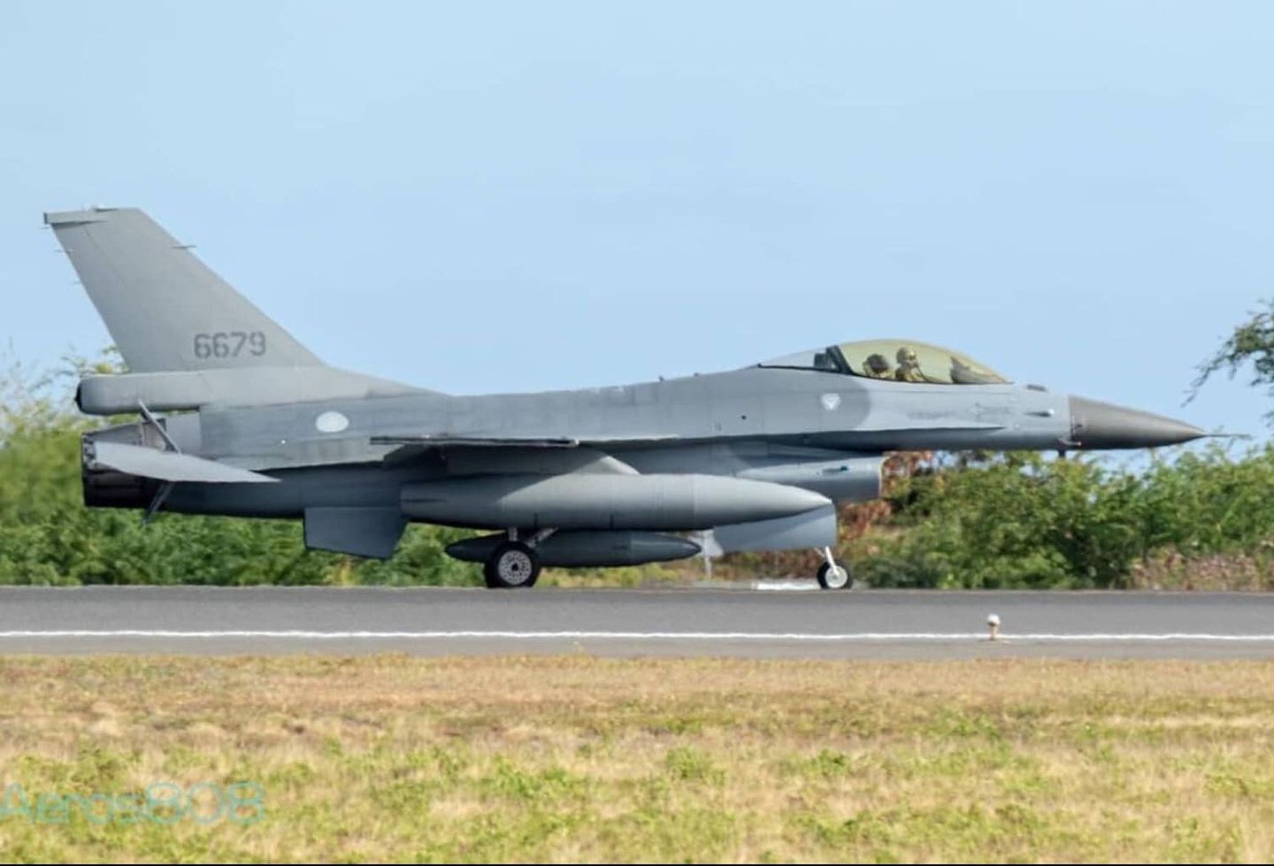 台军F-16A Blk20战机抵达夏威夷。（IG @ aeros808）