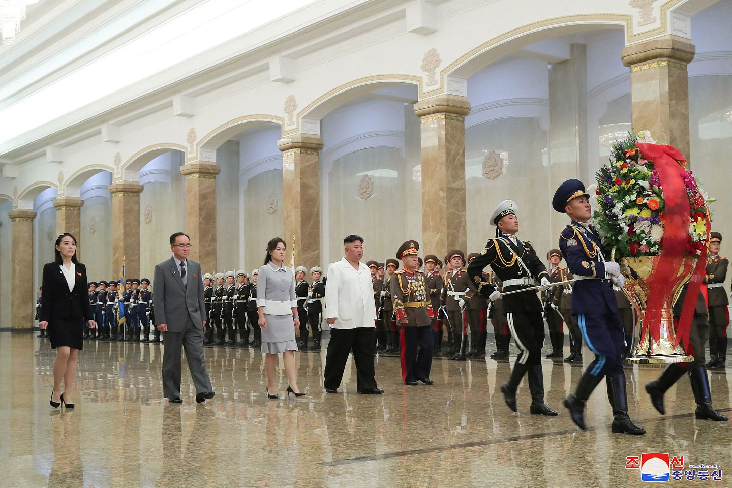 2021年4月15日，金正恩与夫人李雪主等人员参谒锦绣山太阳宫。（Reuters）
