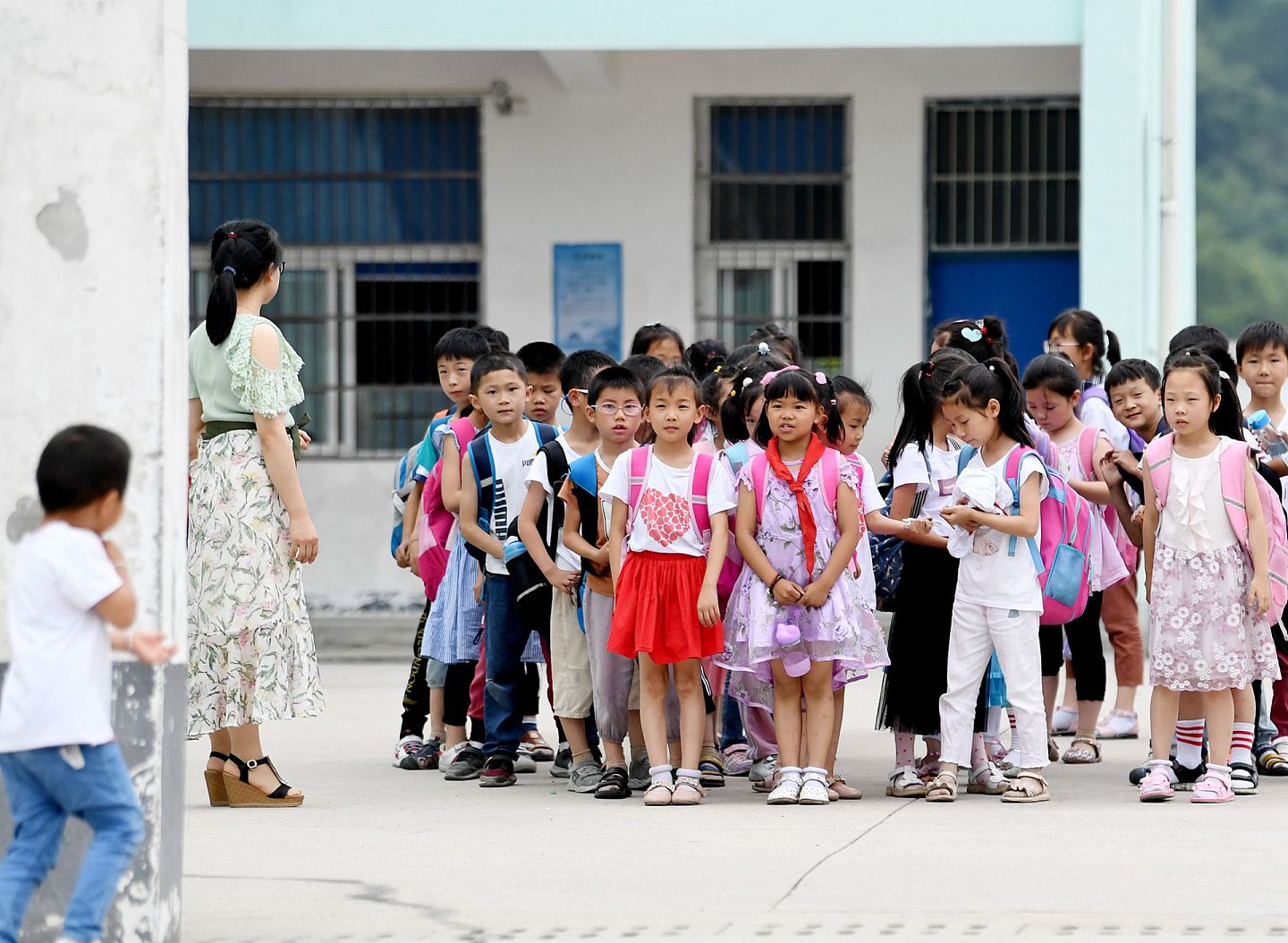 2019年6月25日，中国安徽六安晓天镇的小学生在晓天中心小学就读。（视觉中国）