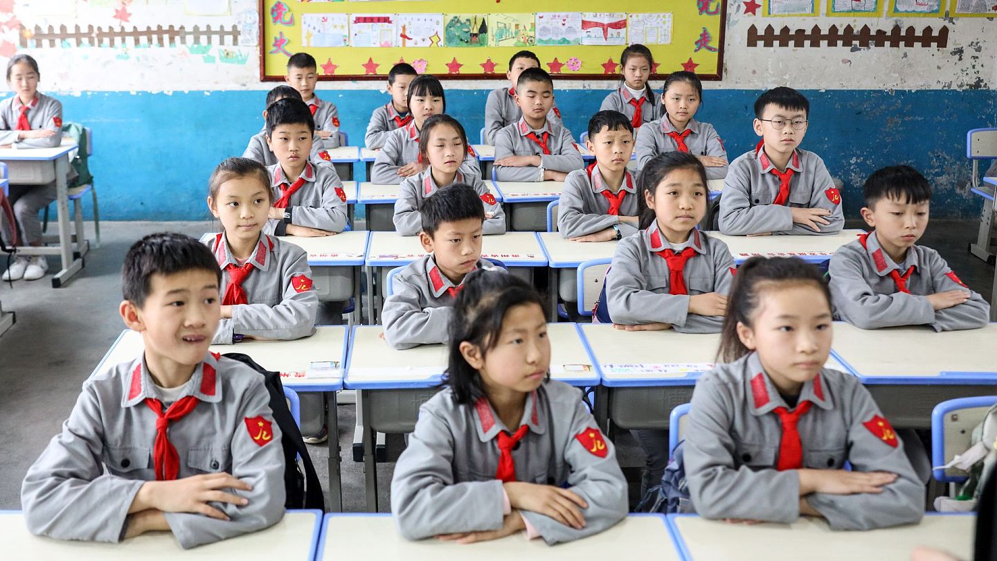 2021年4月20日，中国贵州省遵义市娄山关红军小学的学生在课堂上听讲。（新华社）