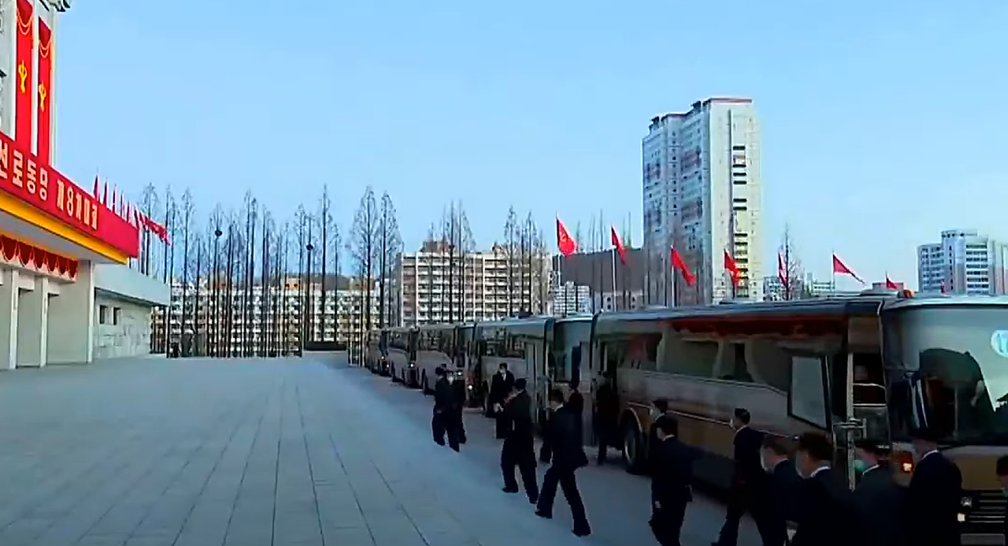 朝鲜中央电视台播出画面显示，参加朝鲜劳动党第八次全国代表大会人员抵达会场。（朝鲜中央电视台视频截图）