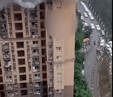 重庆高楼住宅火灾，23岁女子爬到窗外避险坠楼身亡！惊悚一幕被拍下（视频/组图） - 2