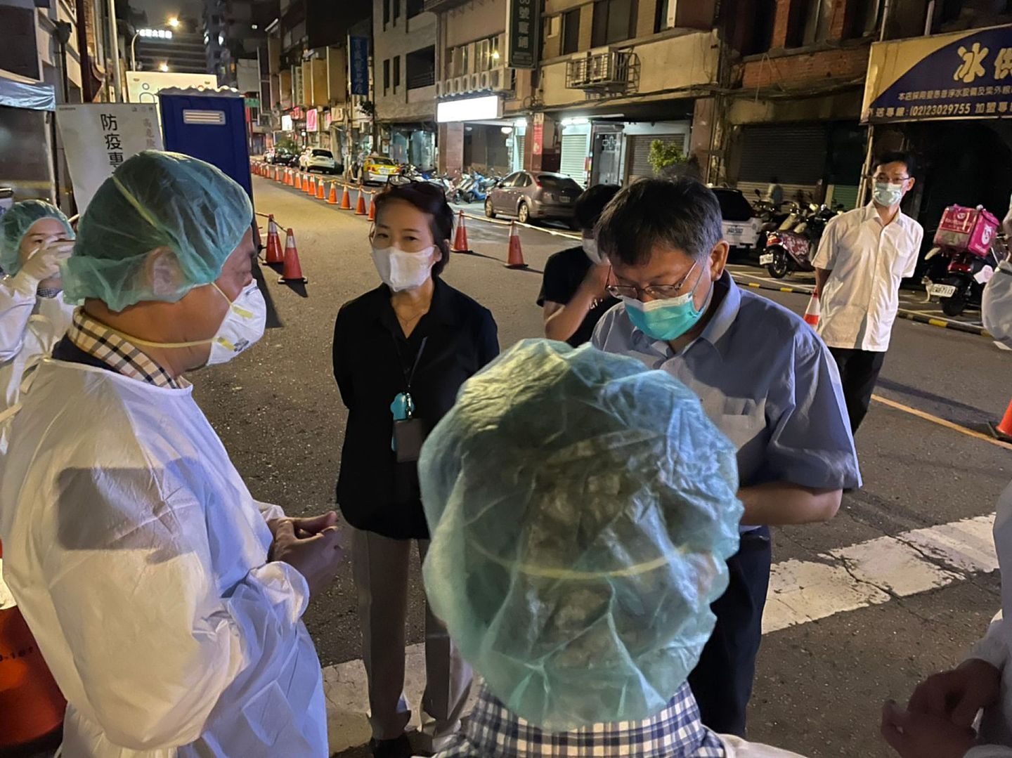 台北市长柯文哲与副市长黄珊珊视察第一线的防疫状况。（Facebook＠黄珊珊）