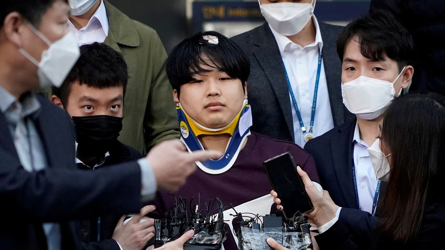 N号房：图为2020年3月25日，韩国“N号房”事件的主犯赵主彬，由警方押送至首尔的检察办公室。（Reuters）