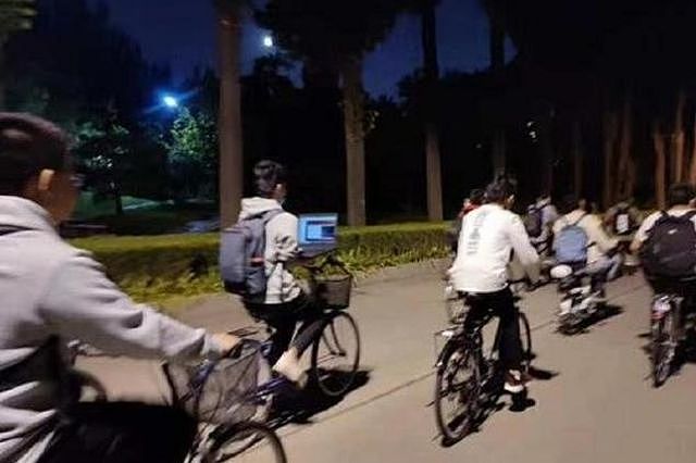 社交媒体上流传的清华大学学生边骑车边操作笔记本电脑的照片。