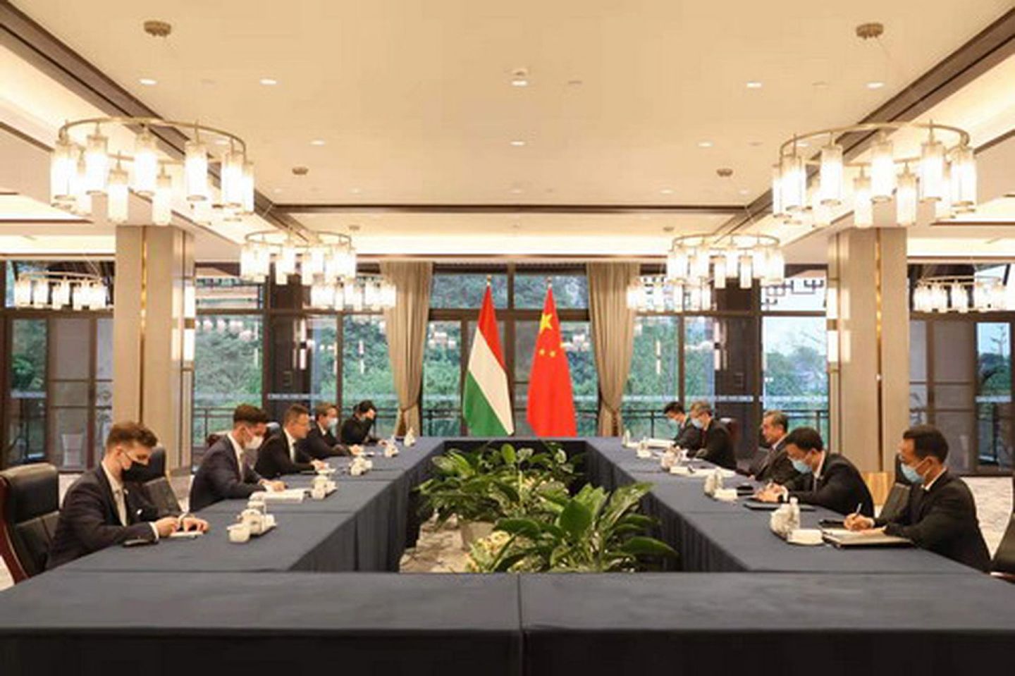 2021年5月31日，中国国务委员兼外长王毅（右三）在贵阳同匈牙利外长西雅尔多（Peter Szijjarto，左三）举行会谈。（中国外交部）