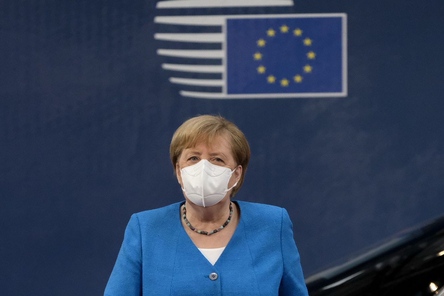 2020年7月18日，德国总理默克尔抵达位于比利时布鲁塞尔的欧盟总部，准备出席欧盟特别峰会。（新华社）