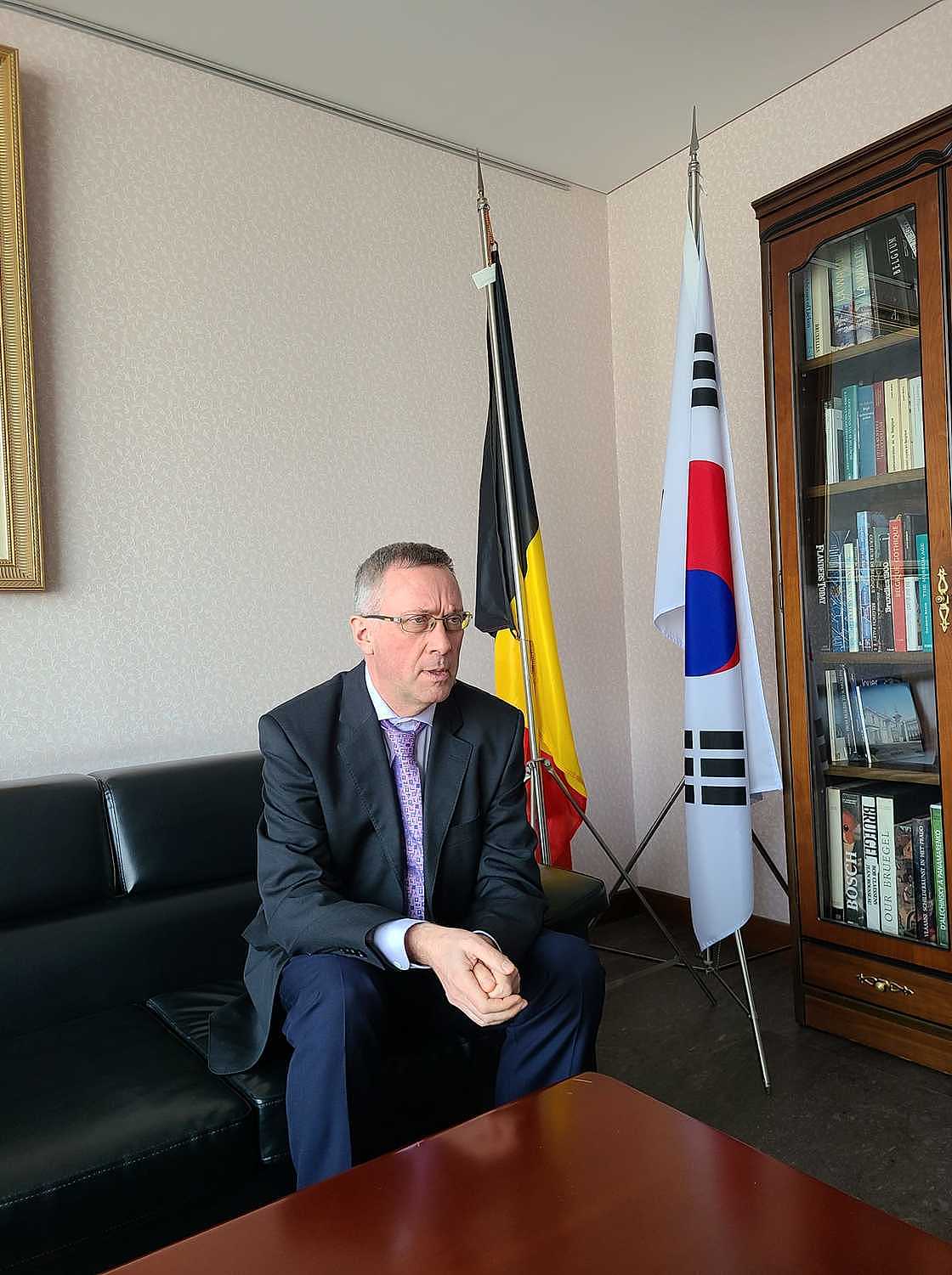 比利时驻韩大使莱斯库耶（Peter Lescouhier）到职三年，却因其夫人在首尔服饰店掌掴店员惹议，将于今年夏天离任。 图：翻摄自比利时驻韩大使馆脸书