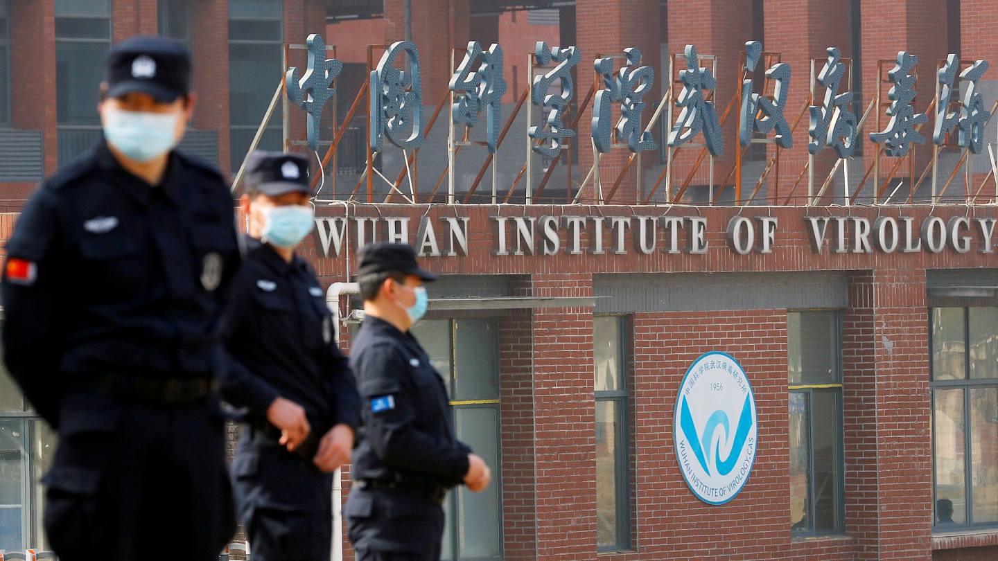 以美国为首一些国家指控，中国武汉病毒研究所是新冠病毒外泄的源头。 图为2021年2月3日，在世卫专家组进行调查期间，保安人员在武汉病毒研究所外驻守。 （Reuters）