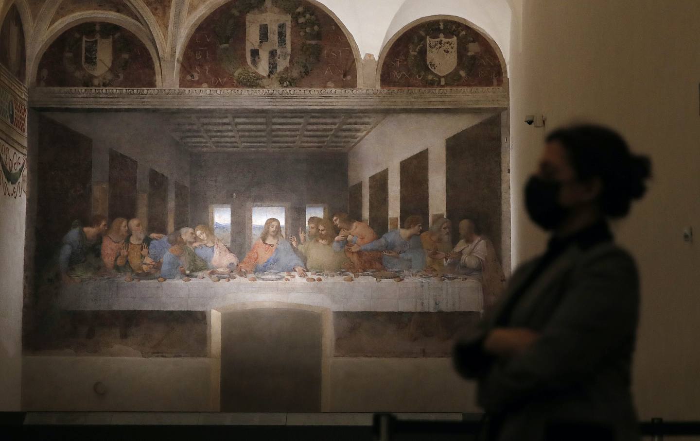意大利新冠肺炎疫情：图为2月9日意大利一名女子在米兰著名修道院Santa Maria delle Grazie的食堂观看达文西的壁画《最后的晚餐》。 （AP）