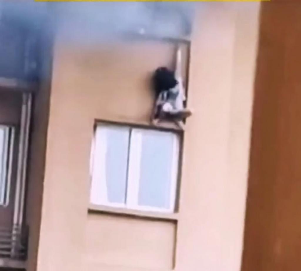 重庆高楼住宅火灾，23岁女子爬到窗外避险坠楼身亡！惊悚一幕被拍下（视频/组图） - 1