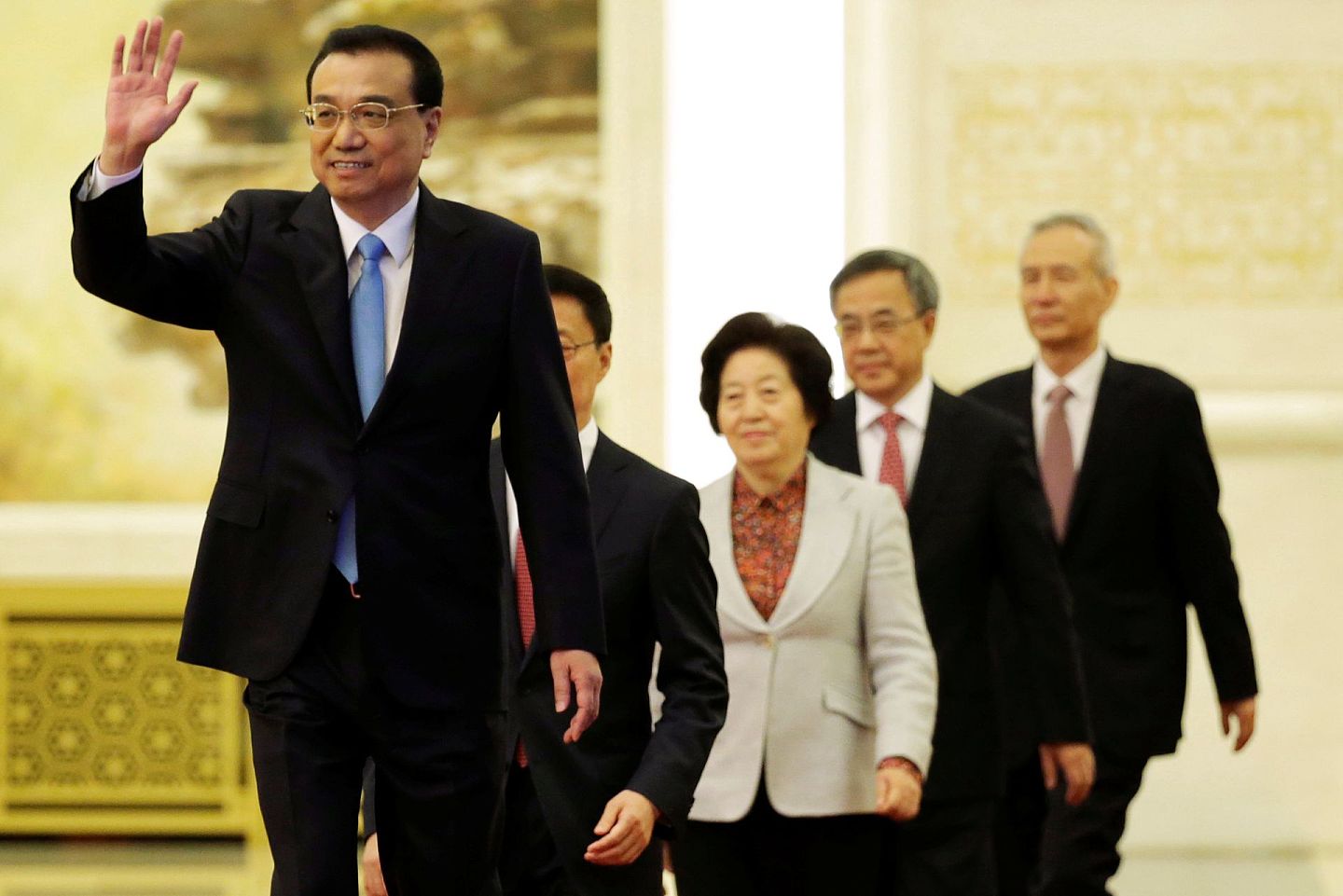 刘鹤接连通话戴琪耶伦说明他目前仍然是中国经济方面同美方沟通的负责人。图为2018年3月，刘鹤（右一）同中国总理李克强等一道出席记者会。（Reuters）