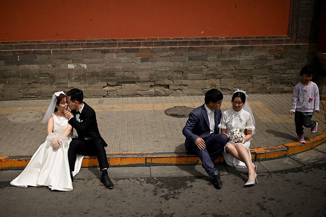 订婚的情侣上个月在北京摆姿势拍照。政府正在鼓励更多的人生孩子，以帮助避免即将到来的人口危机。