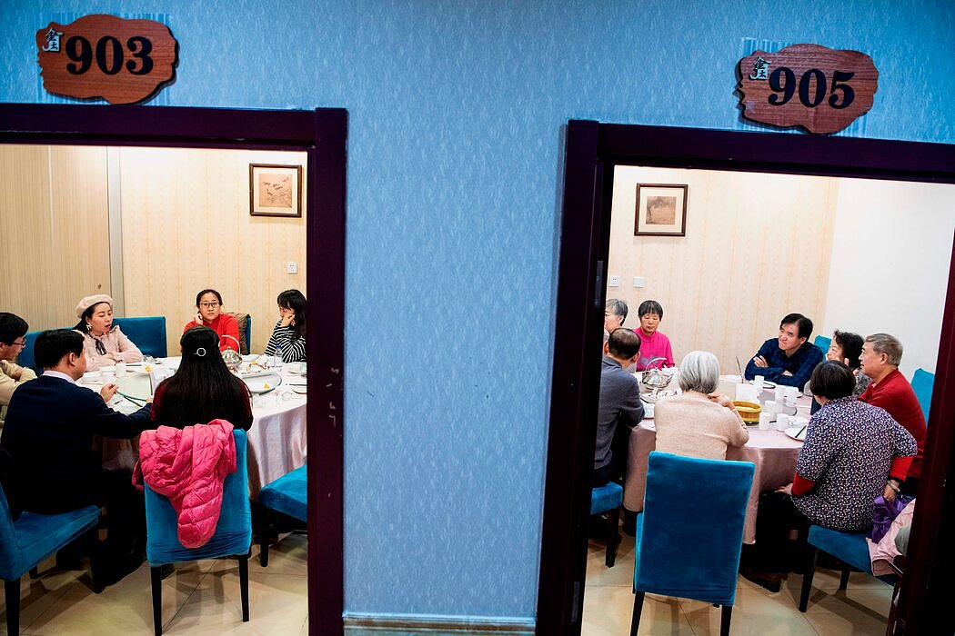 2019年北京的一场相亲活动，左边是单身人士，右边是他们的家人。婚介机构现在有针对不想要孩子的单身男女的广告。