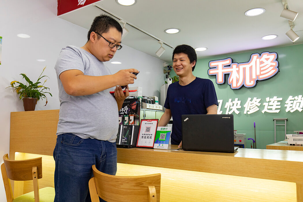 在一家手机维修店工作的黄先生说，他不要孩子的决定主要是因为小时候父母不在身边，也因为中国缺乏经济机会。