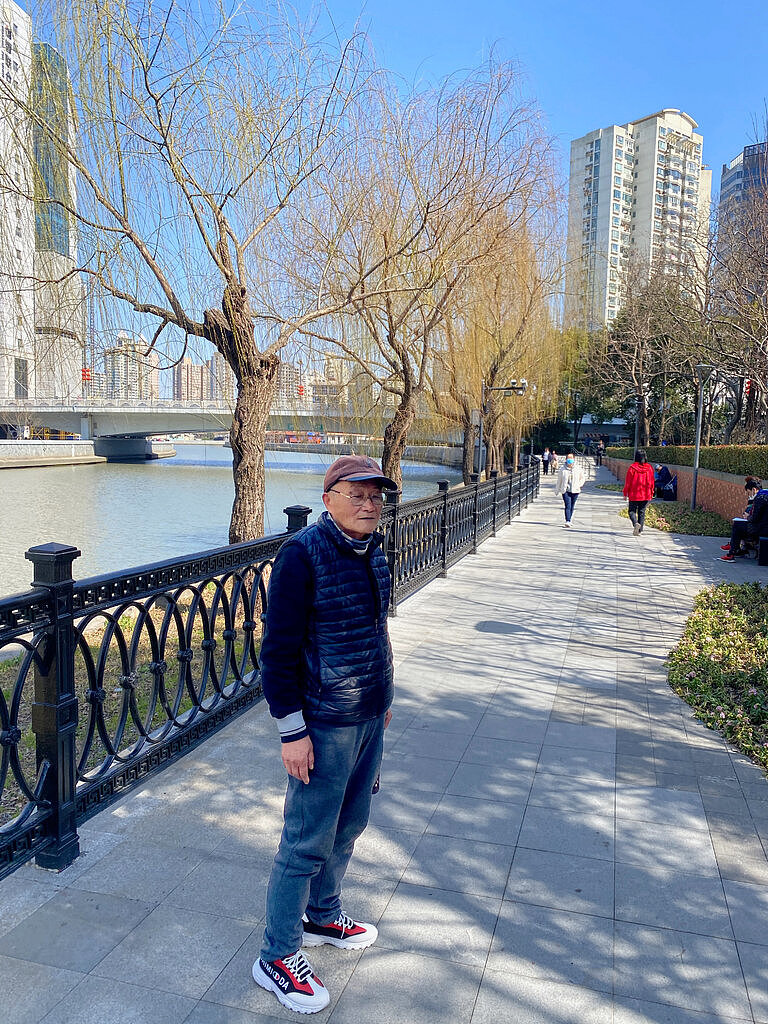 张广和是一名退休的工厂工头，他每天两次去上海一个翻新的公园散步。